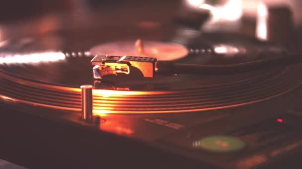 Mesa Giratória Antiga Para Vintage Tocando Disco Dentro Uma Discoteca — Vídeo de Stock