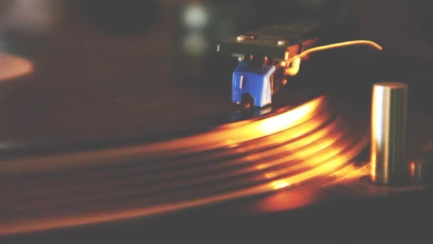由乙烯基唱片播放器演奏的电子音乐 在舞厅演奏 — 图库视频影像