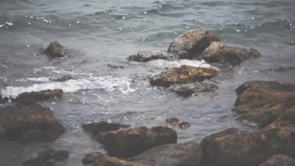 Einige Felsen Spiegeln Sich Laufe Des Tages Wasser Der Küste — Stockvideo