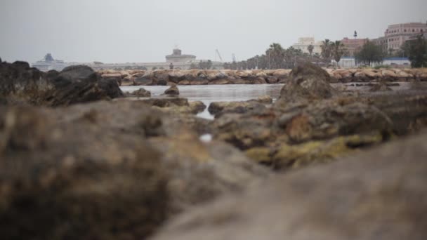 Spiaggia Scogliere Della Città Civitavecchia Italia Una Giornata Nuvolosa — Video Stock