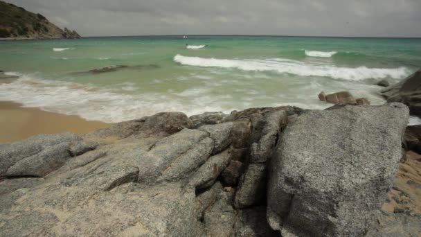 Dettaglio Una Spiaggia Rocciosa Tipica Della Sardegna Meridionale Con Sfondo — Video Stock