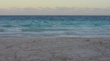Günbatımı Xpu-Ha Plajı'nda denize genel bakış