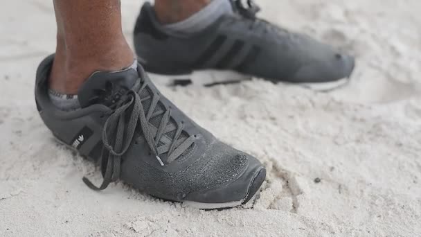 멕시코에서 Xpu 해변에서 모래에 떨어져 켤레의 클로즈업 — 비디오