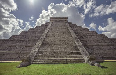 Chichen Itza Piramidi önden görünümü