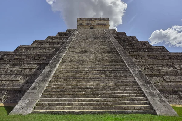Framifrån av pyramiden av Chichen Itza #2 — Stockfoto