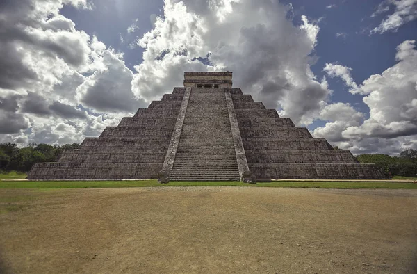 Pohled Zepředu Celou Pyramidu Archeologického Komplexu Chichen Itza Mexiku — Stock fotografie