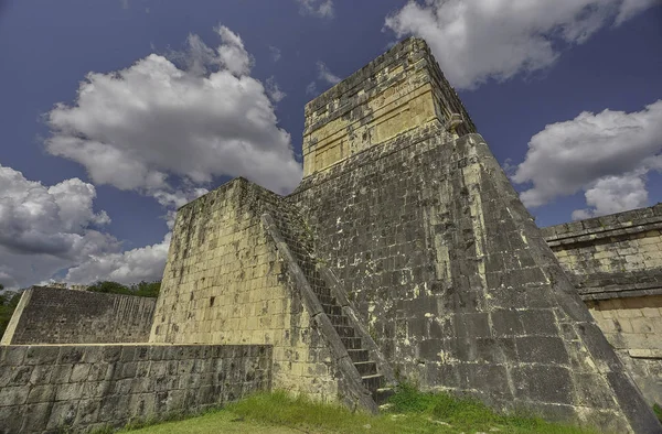 Side-rear view of the Temple of the Jaguar — Stock Photo, Image