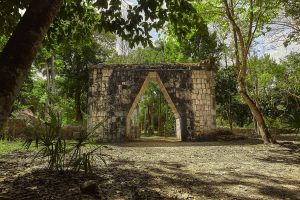 Arco y puerta a Chichén Itzá —  Fotos de Stock