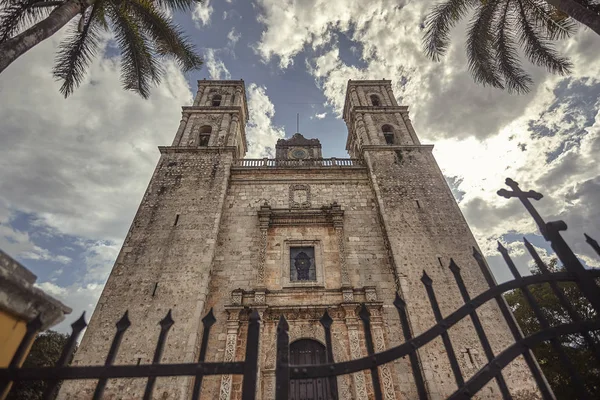 Vue frontale de l'église San Servasio — Photo