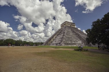 Chichen Itza Piramidinin dörtte üçünün görüntüsü