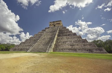 Chichen Itza Piramidinin dörtte üçünün görüntüsü # 5