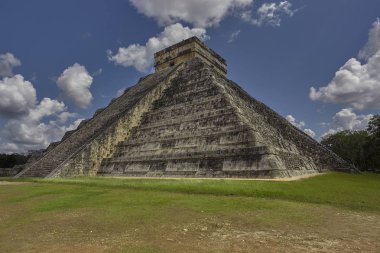 Chichen Itza Piramidi. Bitki örtüsü # 6 tarafından filtrelendi.