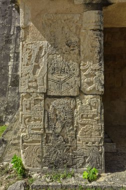 Chichen Itza # 2 'de Maya yazıtları olan Stele.