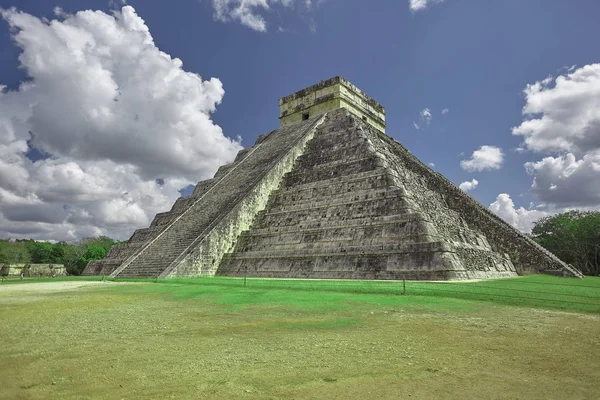 View Three Quarters Pyramid Chichen Itza — Stock Photo, Image