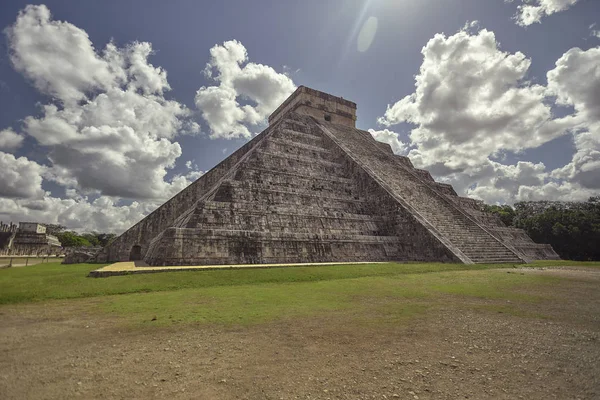 Вид Три Четверти Пирамиды Чичен Ица — стоковое фото