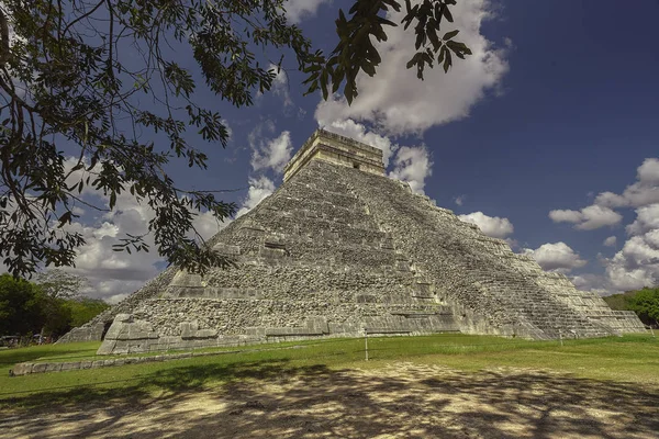 Chichen Itza Piramisa Számú Növényzettel Szűrve — Stock Fotó