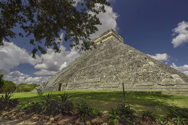 Piramida Chichen Itza Filtrowane Według Roślinności — Zdjęcie stockowe