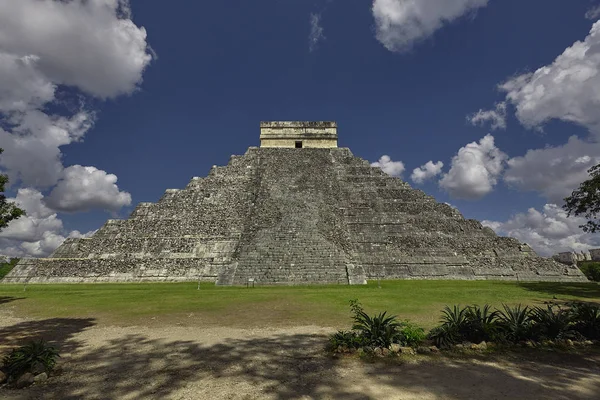 Pirámide Chichén Itzá Filtrado Por Vegetación —  Fotos de Stock