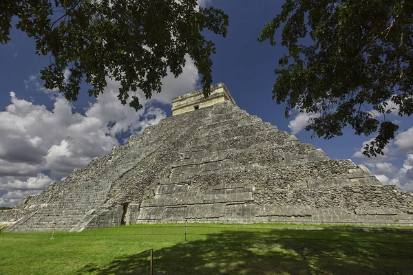 Chichen Itza Piramisa Vegetációval Szűrve — Stock Fotó