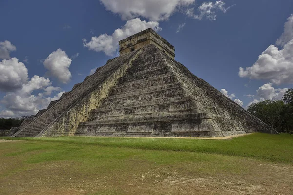 Chichen Itza金字塔被6号植被过滤 — 图库照片
