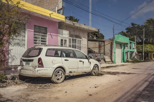 Resta apenas um carro agora destruído pelo tempo. — Fotografia de Stock