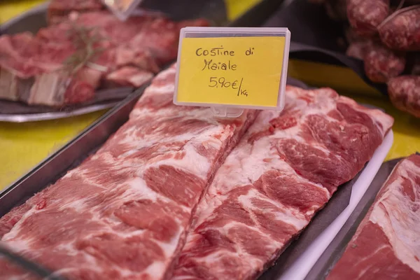 Carne expuesta en un mostrador refrigerado # 6 — Foto de Stock