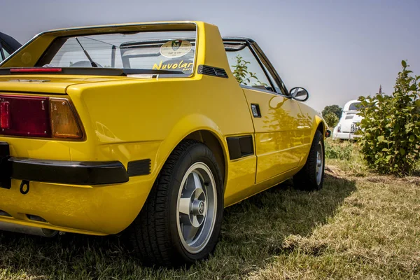 Ancienne voiture de sport jaune — Photo