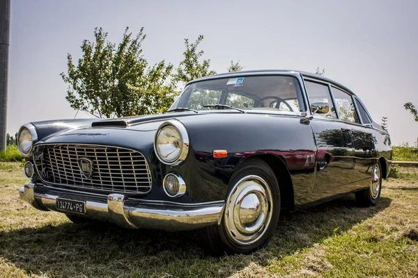 Una vecchia Lancia blu vintage — Foto Stock