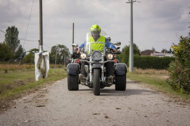 Siyah trike yaklaşıyor