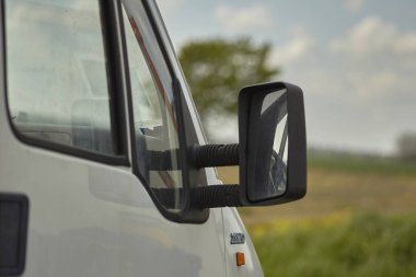 bir minibüsün dikiz aynası