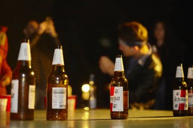 Gençler bira içer.