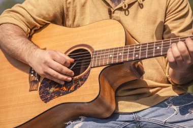 Rocker müzisyen klasik gitar çalar