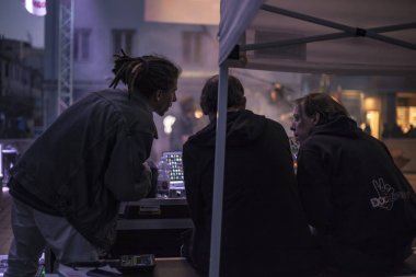 Sahne arkası operatörlerinde ses karıştırma