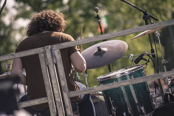 Schouder drummer spelen op een rock concert — Stockfoto