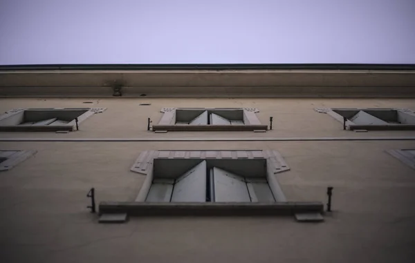 历史建筑立面的窗户 — 图库照片