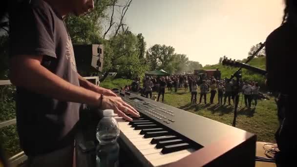 Canlı Konser Sırasında Klavyeci — Stok video