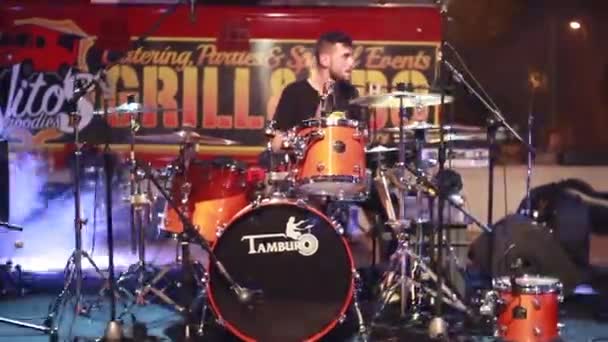 Le batteur rock se produit lors d'un concert — Video