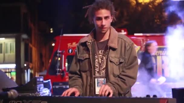 Рок-клавишник выступает во время концерта — стоковое видео