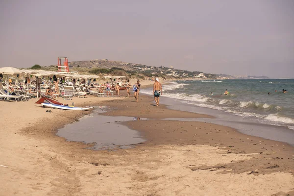 Kalabalık Sicilya plajı — Stok fotoğraf