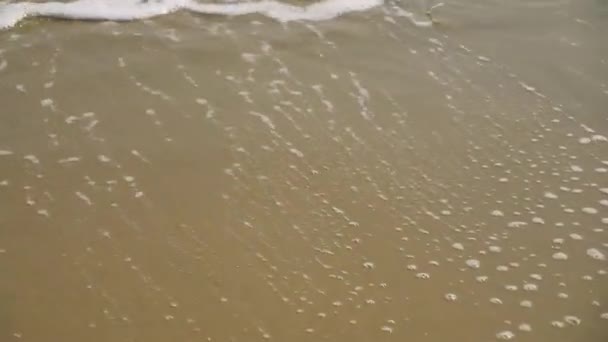 Kustlijn golven tijdens zomerdag — Stockvideo