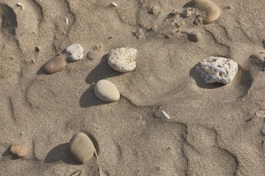 Rüzgârın yerle bir ettiği kum dokusu # 3 çakıl taşlarıyla.