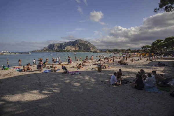 Plaża Mondello z turystami #4 — Zdjęcie stockowe