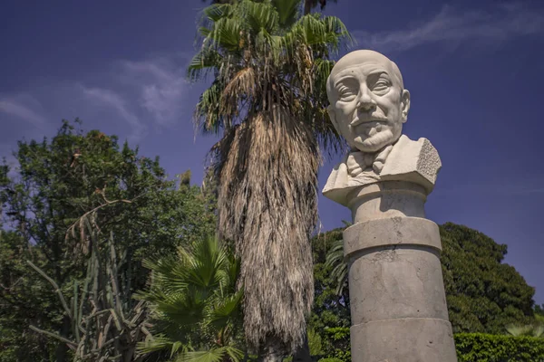 パレルモの像と公園 — ストック写真