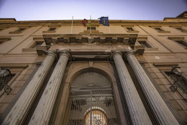 Klasik sütunlu kapı