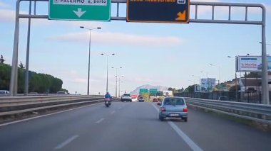 Palermo durnig caddelerinde trafik vardı.