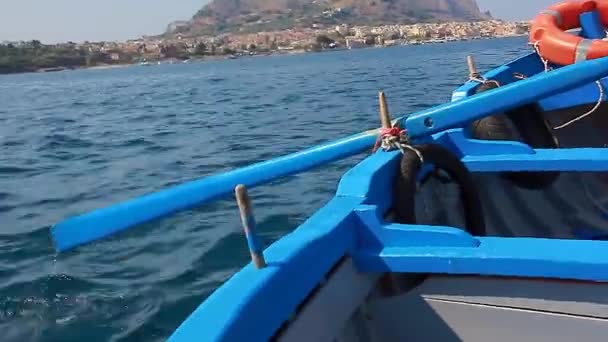 Remo Del Barco Pequeño Barco Azul — Vídeo de stock