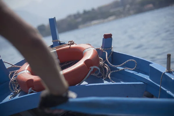 Detalle de proa de un bote de remos azul 2 — Foto de Stock