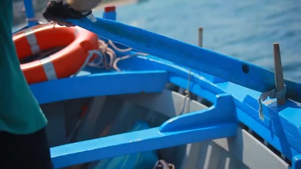 Homme Rampe Dans Bateau — Video