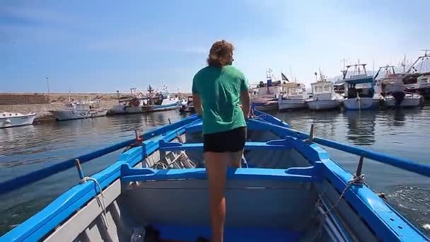 男人在船里划船 — 图库视频影像