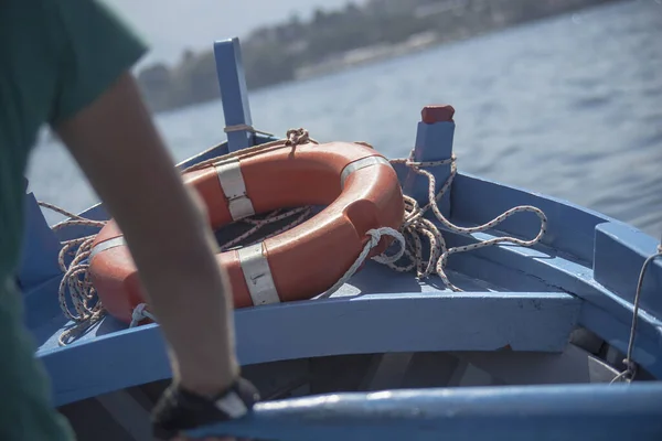 Bow detail of a blue rowboat — Stock Photo, Image